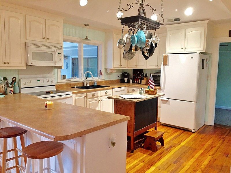Kitchen : A baker's dream: tray ceiling, large counter space, island, and a view!