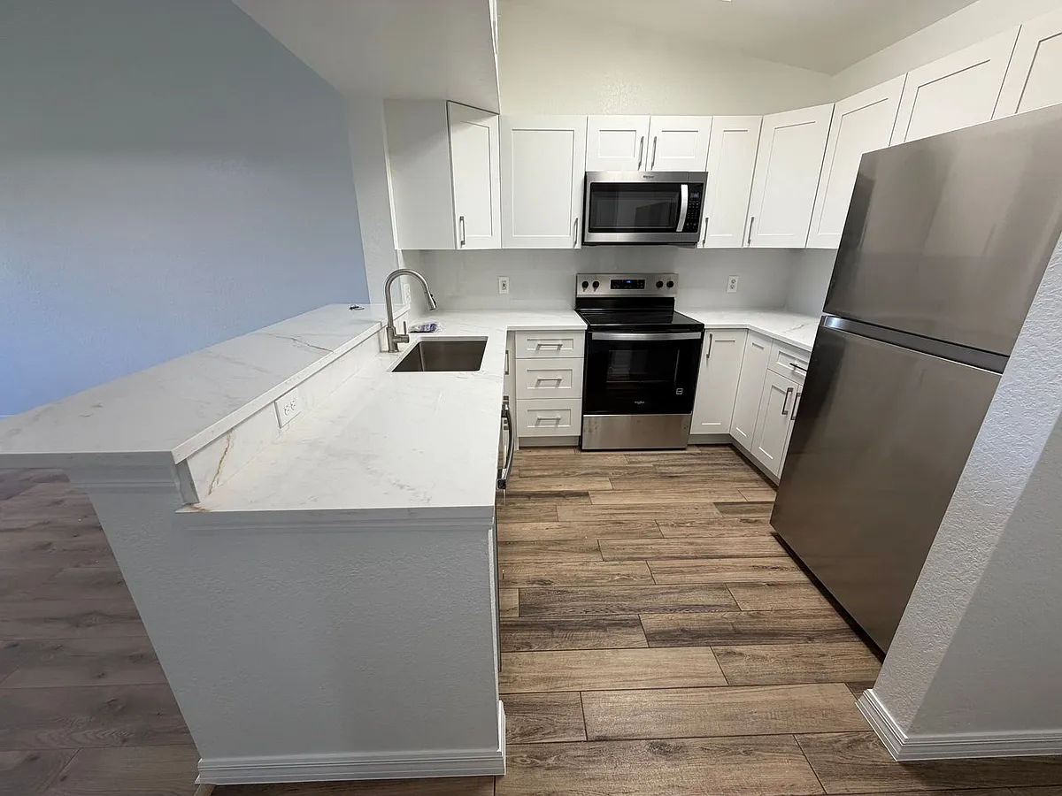 Building Photo - 8274 Key Royal Cir #1032