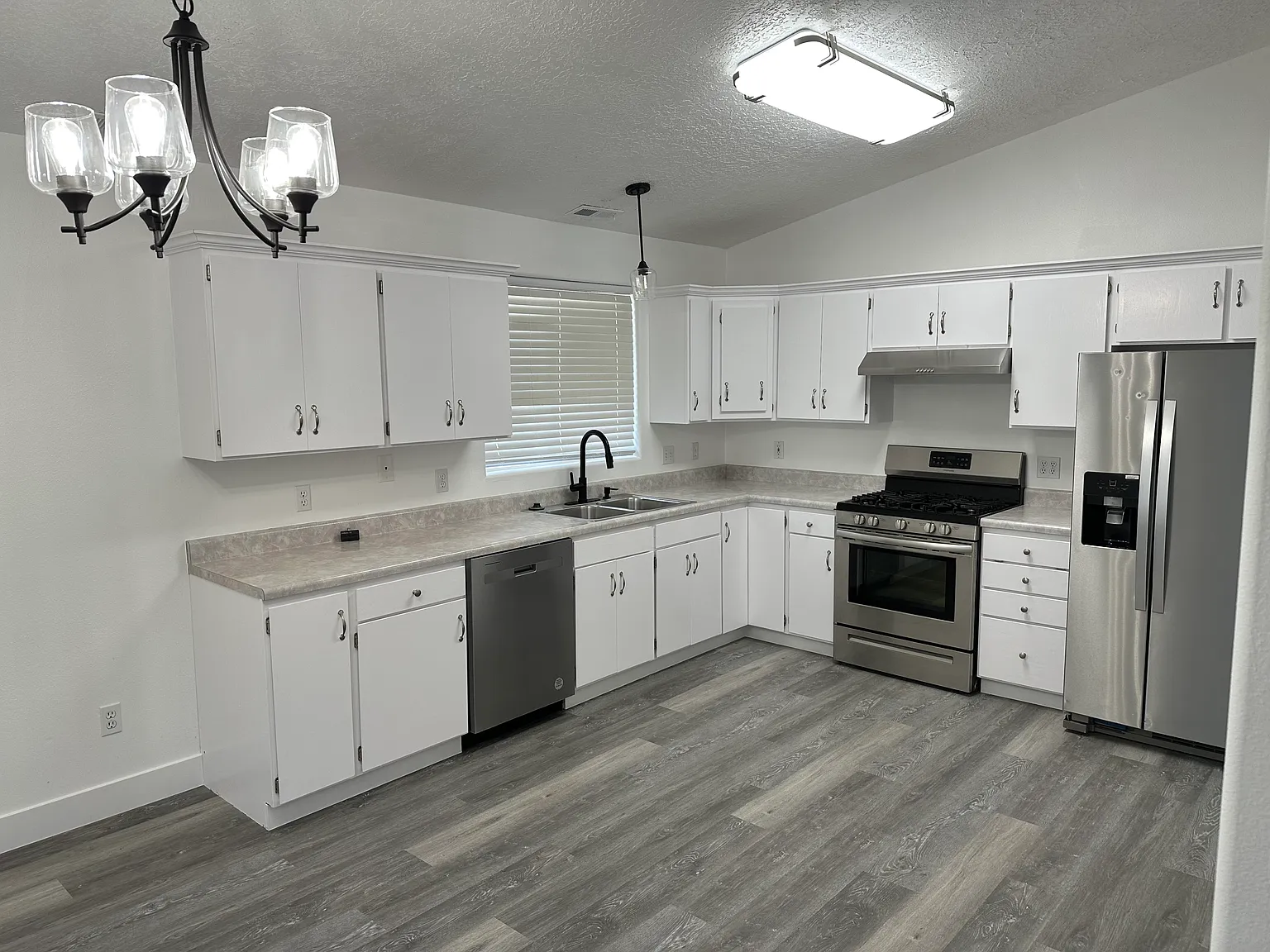 3 bed, 1600 sqft, $1,905 — Photo 4