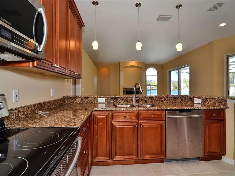 4305 Round Lake Ct — Photo 11