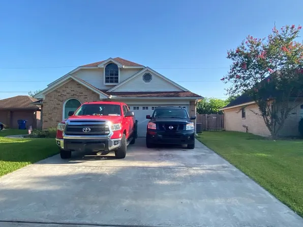 22 Alexander Ct, Angleton, TX 77515
