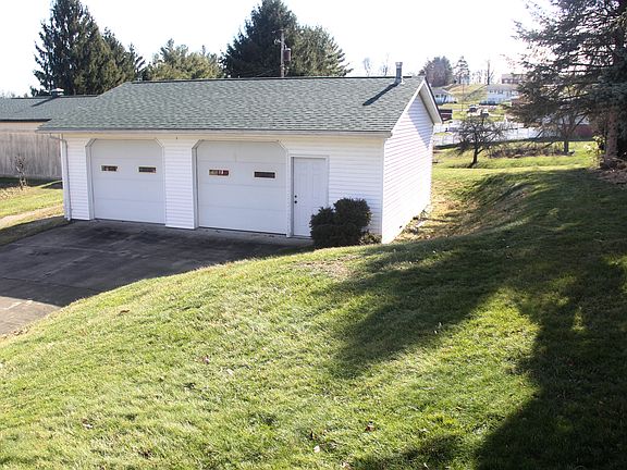 4th image of 153 Beverly Ln
