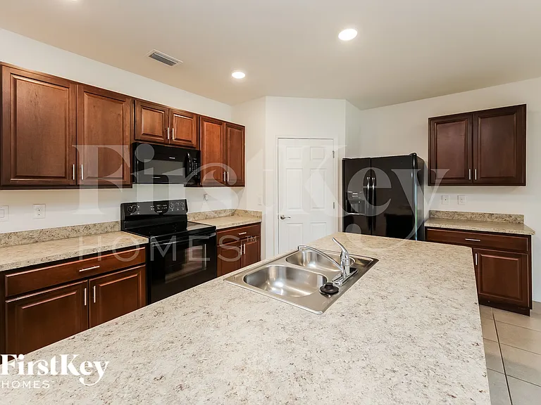519 SW 29th Ter — Photo 5