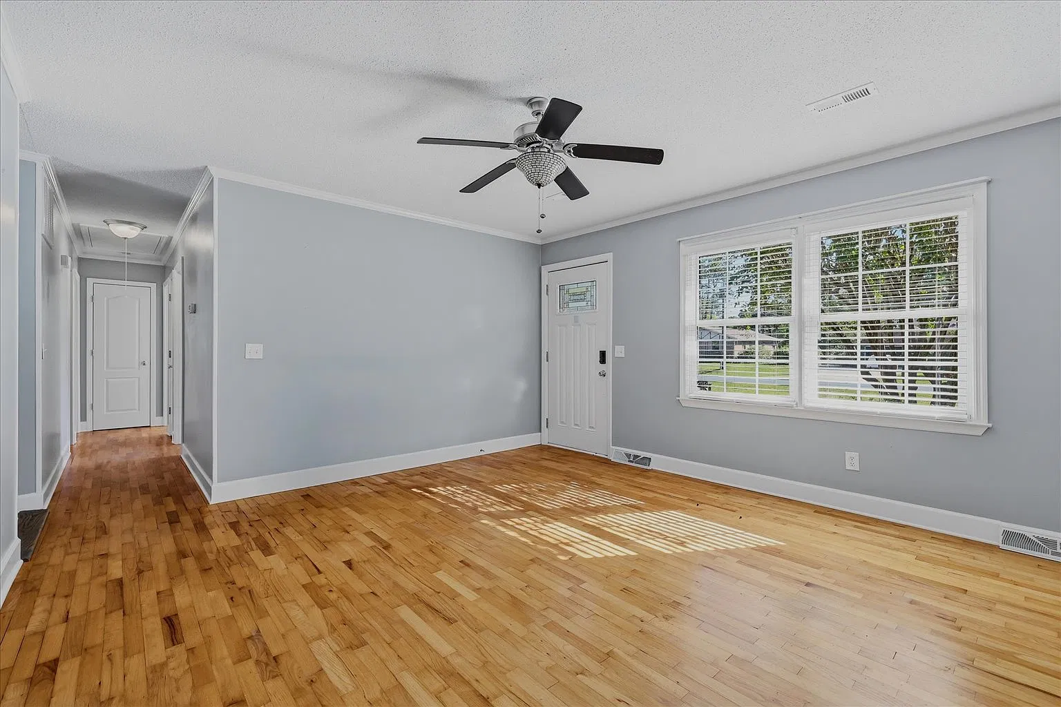 3 bed, 1087 sqft, $2,100 — Photo 3