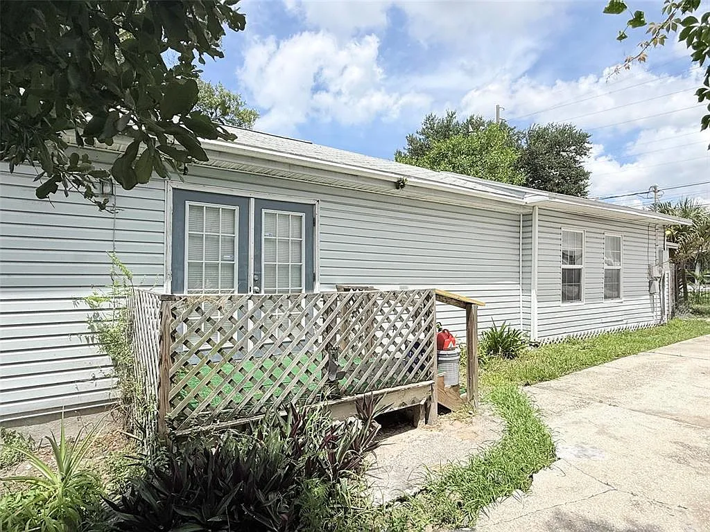 2 bed, 1.0 bath, 1090 sqft, $1,995 — Photo 1