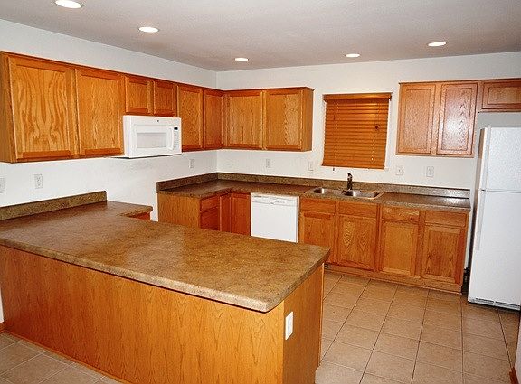 Kitchen (New stove installed)