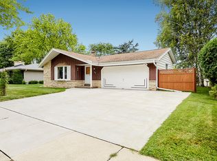 1135 Green Valley Dr, Waukesha, WI 53189
