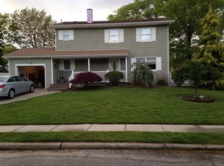 7 Sutton Pl, Ronkonkoma, NY 11779