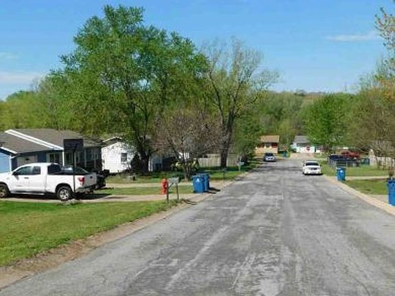 Exterior Neighborhood (street photo)