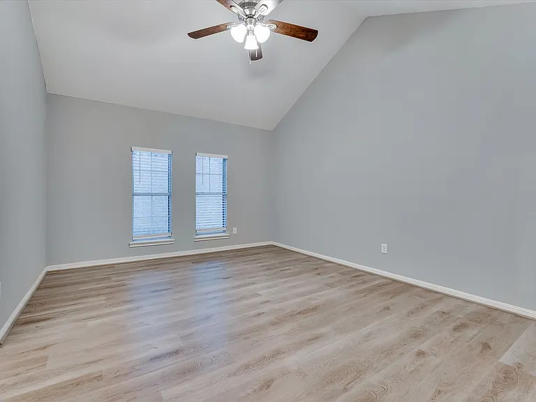 9407 Stockwell Dr — Photo 15