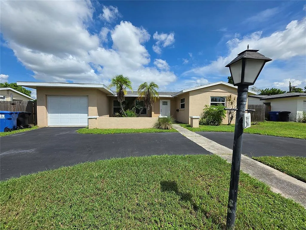 2 bed, 1.0 bath, 925 sqft, $2,200 — Photo 1