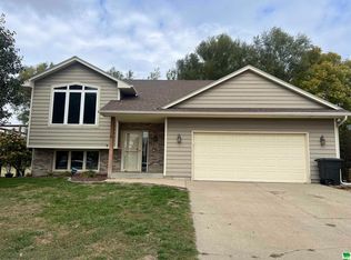 1807 Country Club Dr, Elk Point, SD 57025