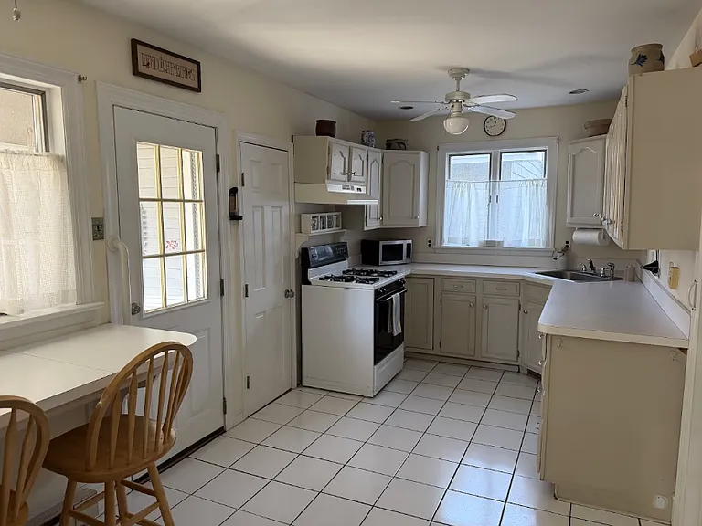 533 W Surf Rd — Photo 4