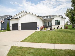 16507 Deerview Dr, Urbandale, IA 50323
