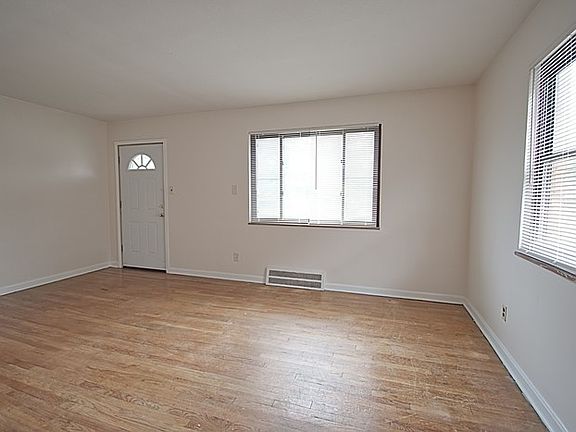 4th image of 402 E 222nd St