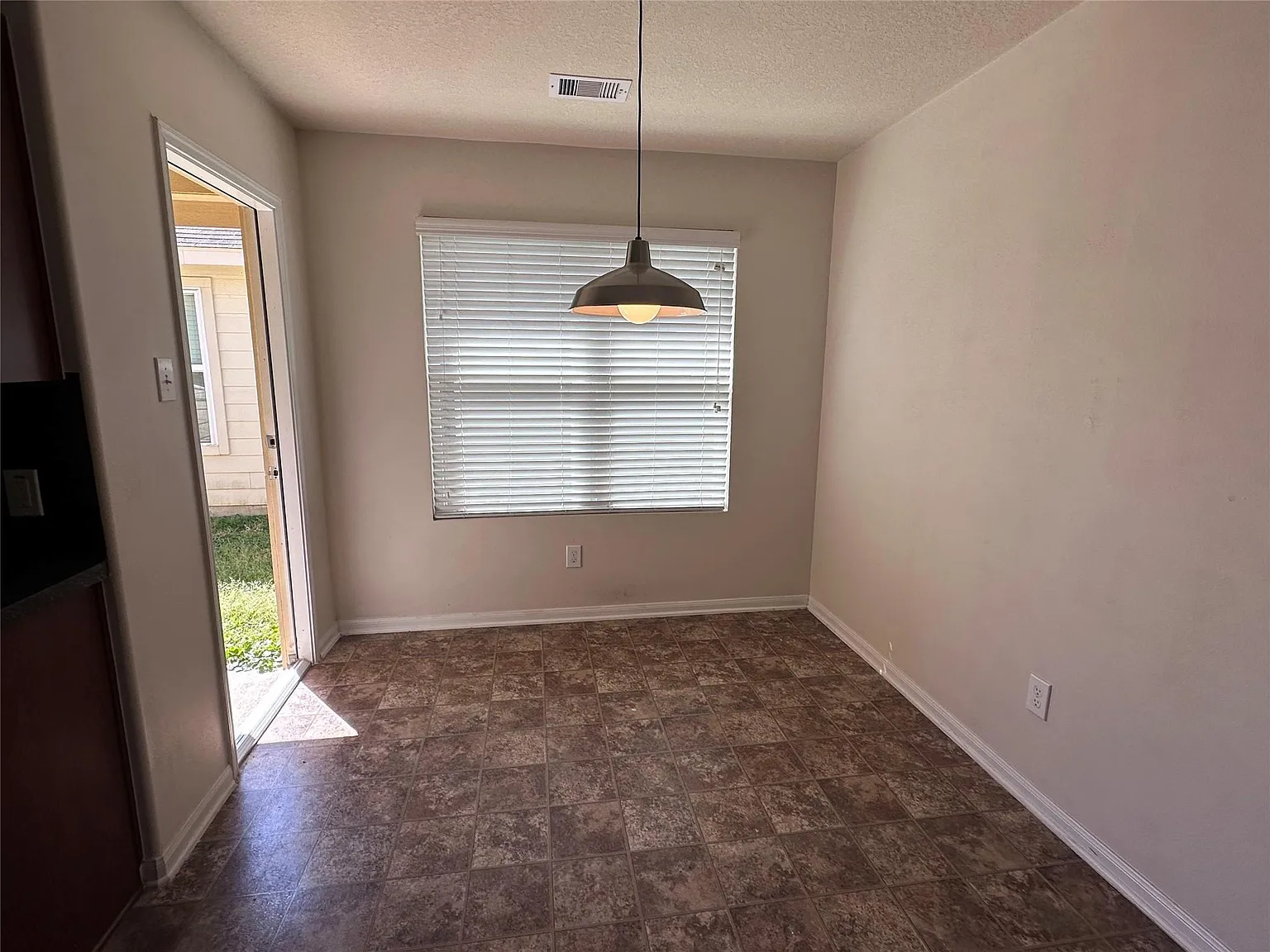 3 bed, 2.0 bath, 1502 sqft, $1,700 — Photo 4