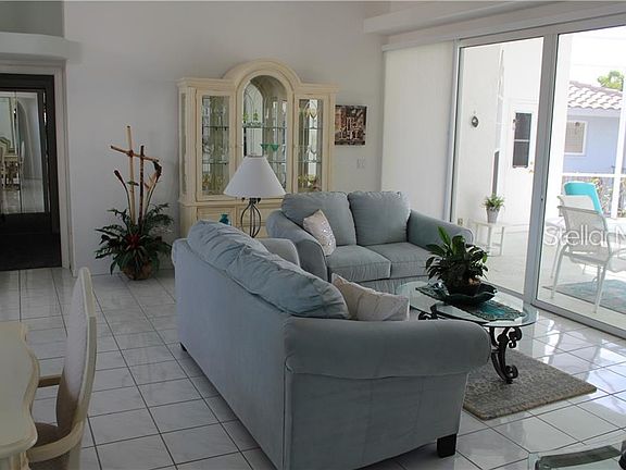 3rd image of 211 Venezia Ct