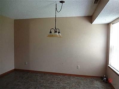 4th image of 923 Governor Ln