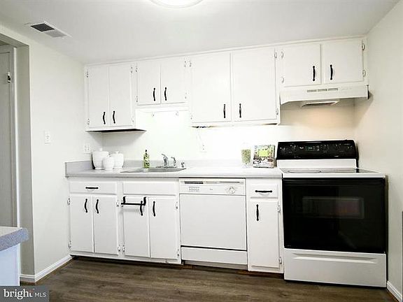 3rd image of 976 Holborn Ct