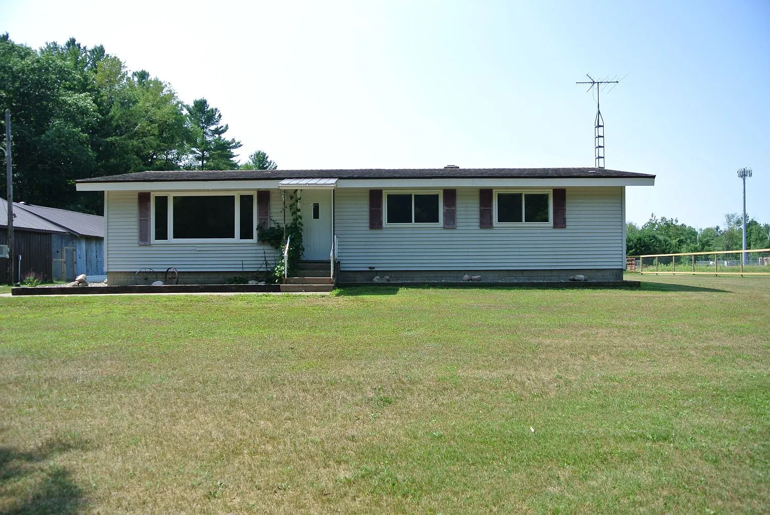 4 bed, 2200 sqft, $1,800 — Photo 2