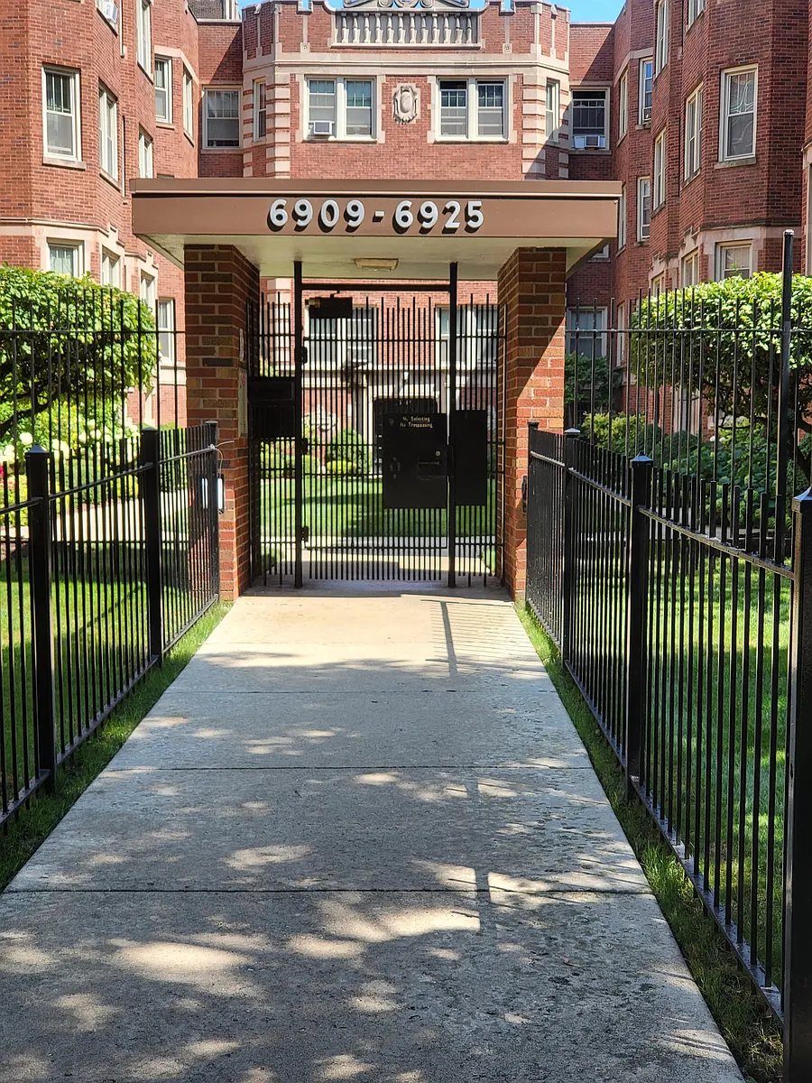 Building Photo - 6936 S Crandon Ave #3S
