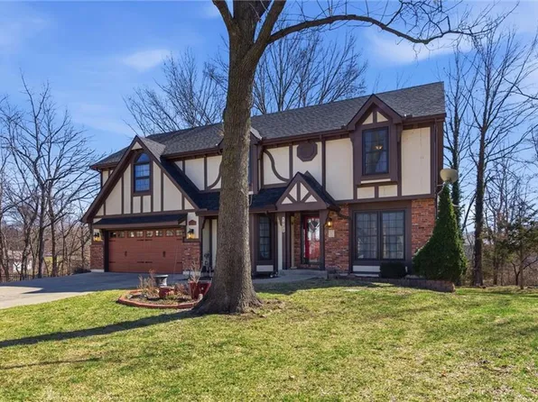 1033 Oxford Ct, Leavenworth, KS 66048