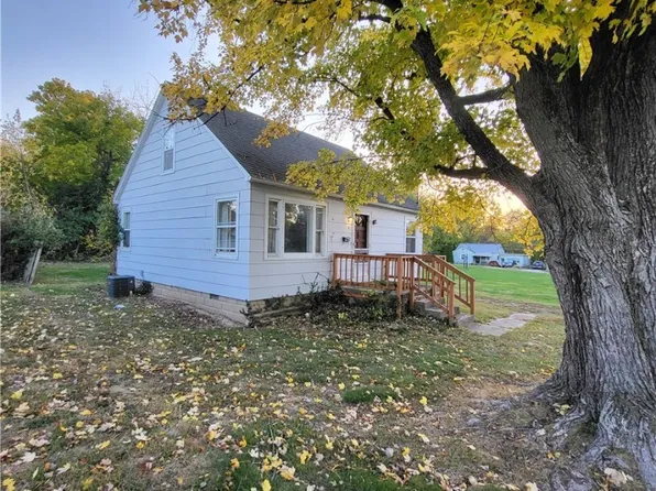 8 W Harrison Ave, Charleston, IL 61920