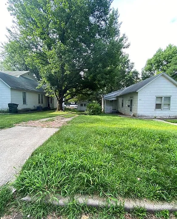 1025 Kickapoo St