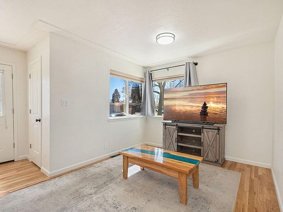 5th image of 113 Balsam St