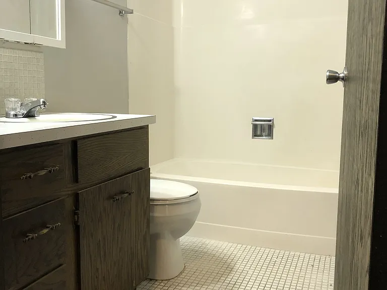 155-185 Susan St — Photo 10
