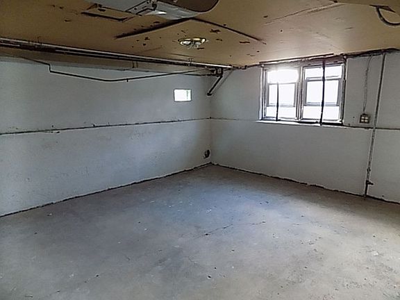 4th image of 7155 S Wood St #House