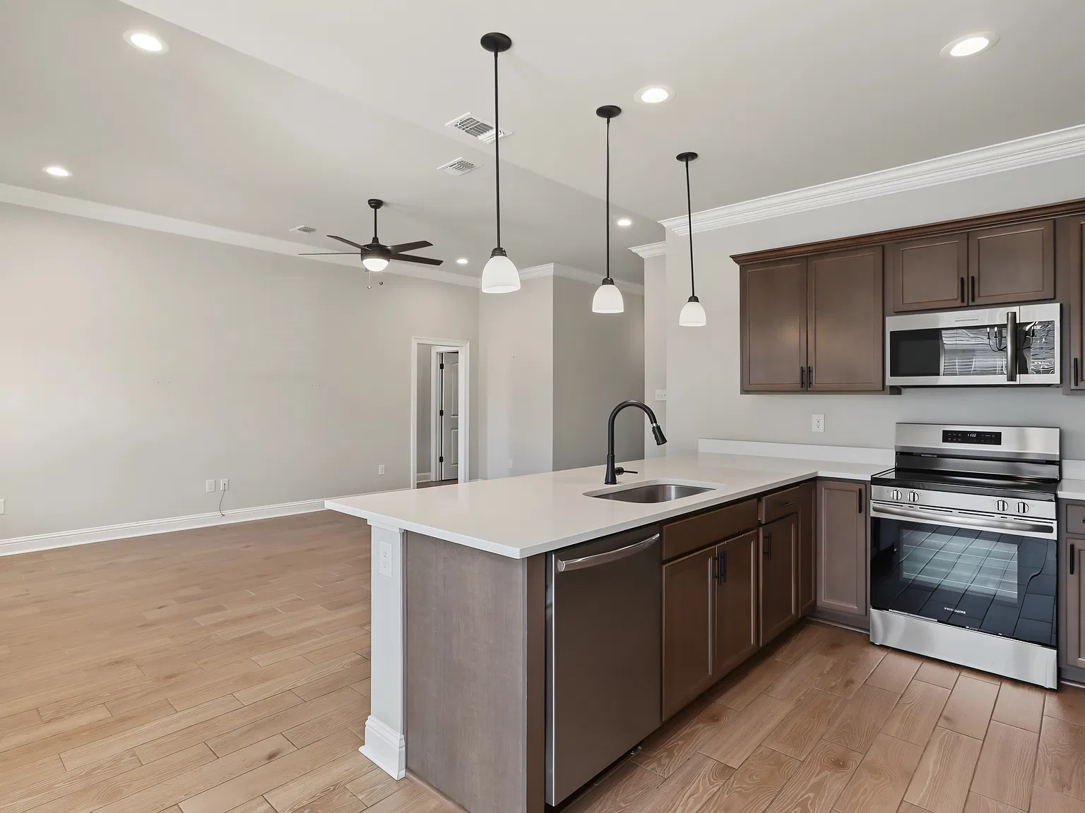 3 bed, 1624 sqft, $2,195 — Photo 3