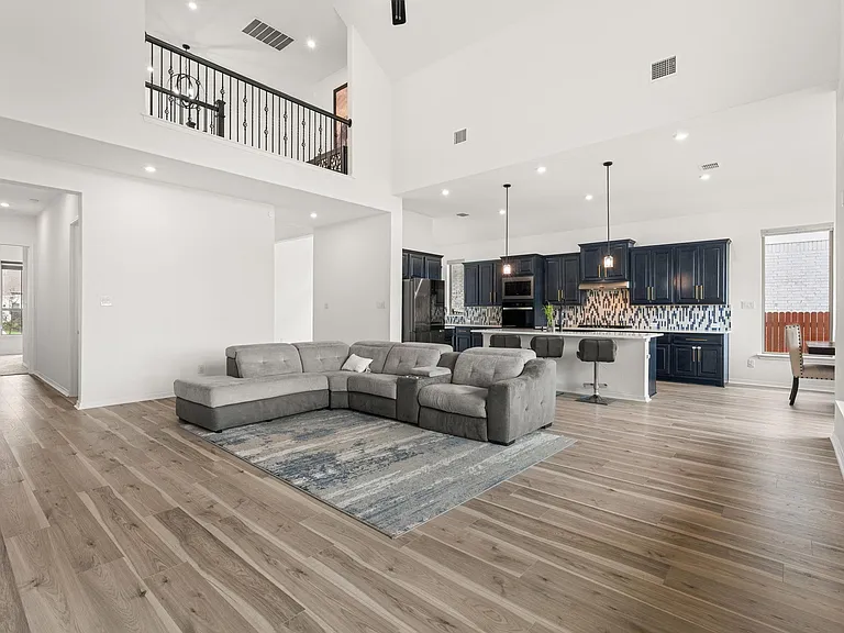 372 Hollister Dr — Photo 3