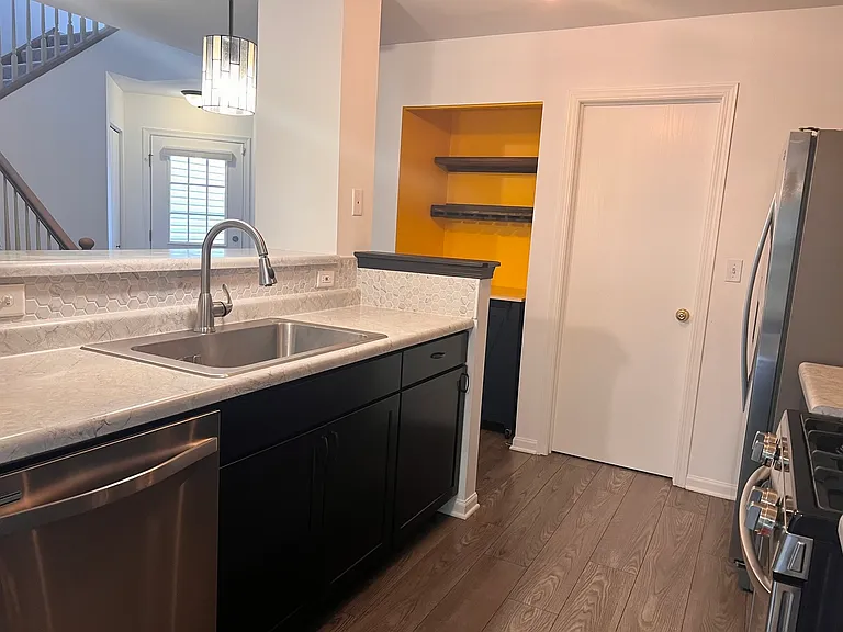 2407 Stoughton Cir #2407 — Photo 6
