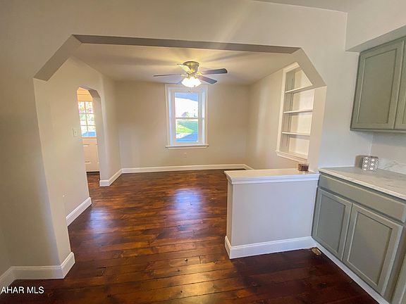 3rd image of 317 King St
