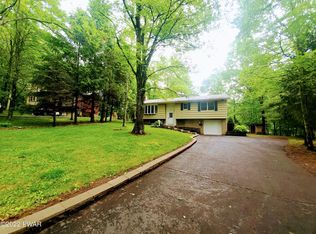 50 Woodledge Hills Dr, Hawley, PA 18428