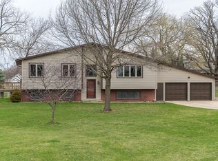 255 Camelot Pl, Robins, IA 52328