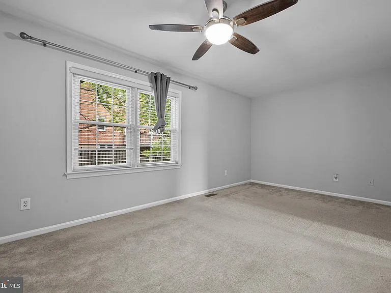 2035 S Glebe Rd — Photo 29