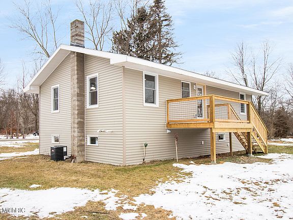 3rd image of 1171 Giles St