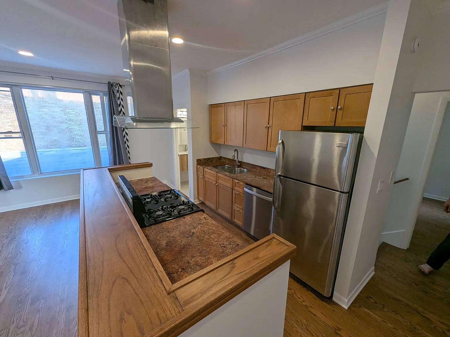 1 bed, 900 sqft, $2,000 — Photo 4