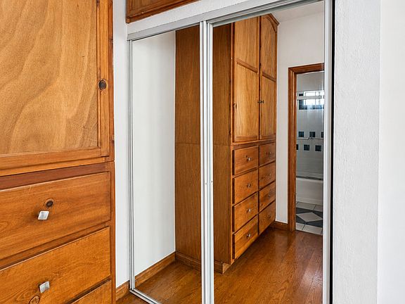 5th image of 1112 N Kingsley Dr #9