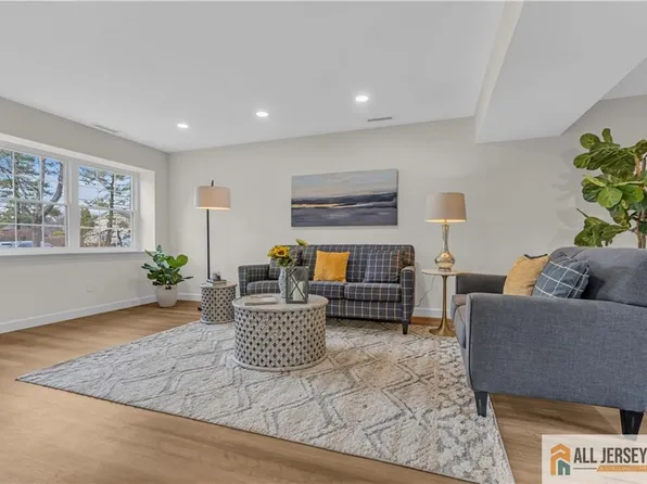 5 Hancock Ct, East Brunswick, NJ 08816