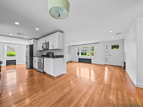 4th image of 35 Malden St