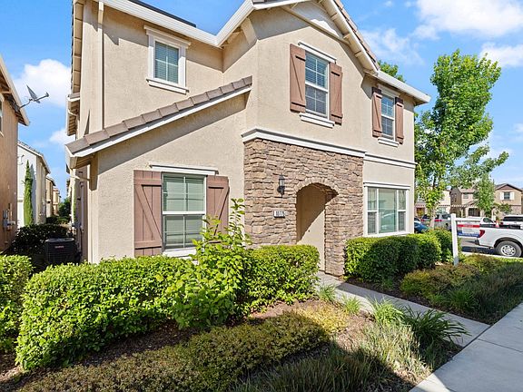 3rd image of 10775 Portico Cir