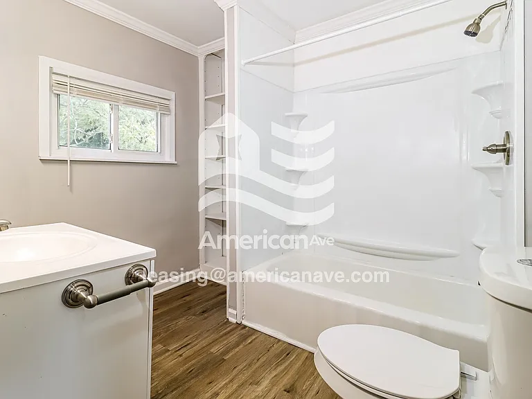 1354497_010_main_bathroom_10.jpg