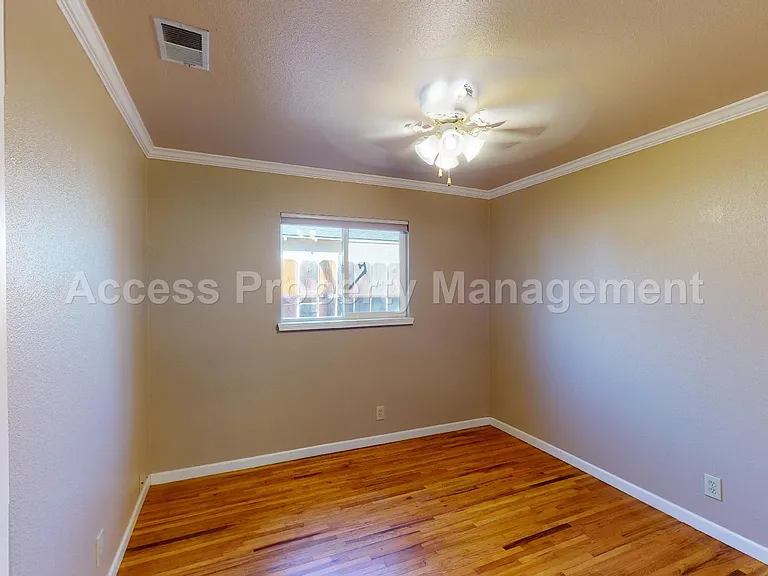 1002 Phelps Ave — Photo 15