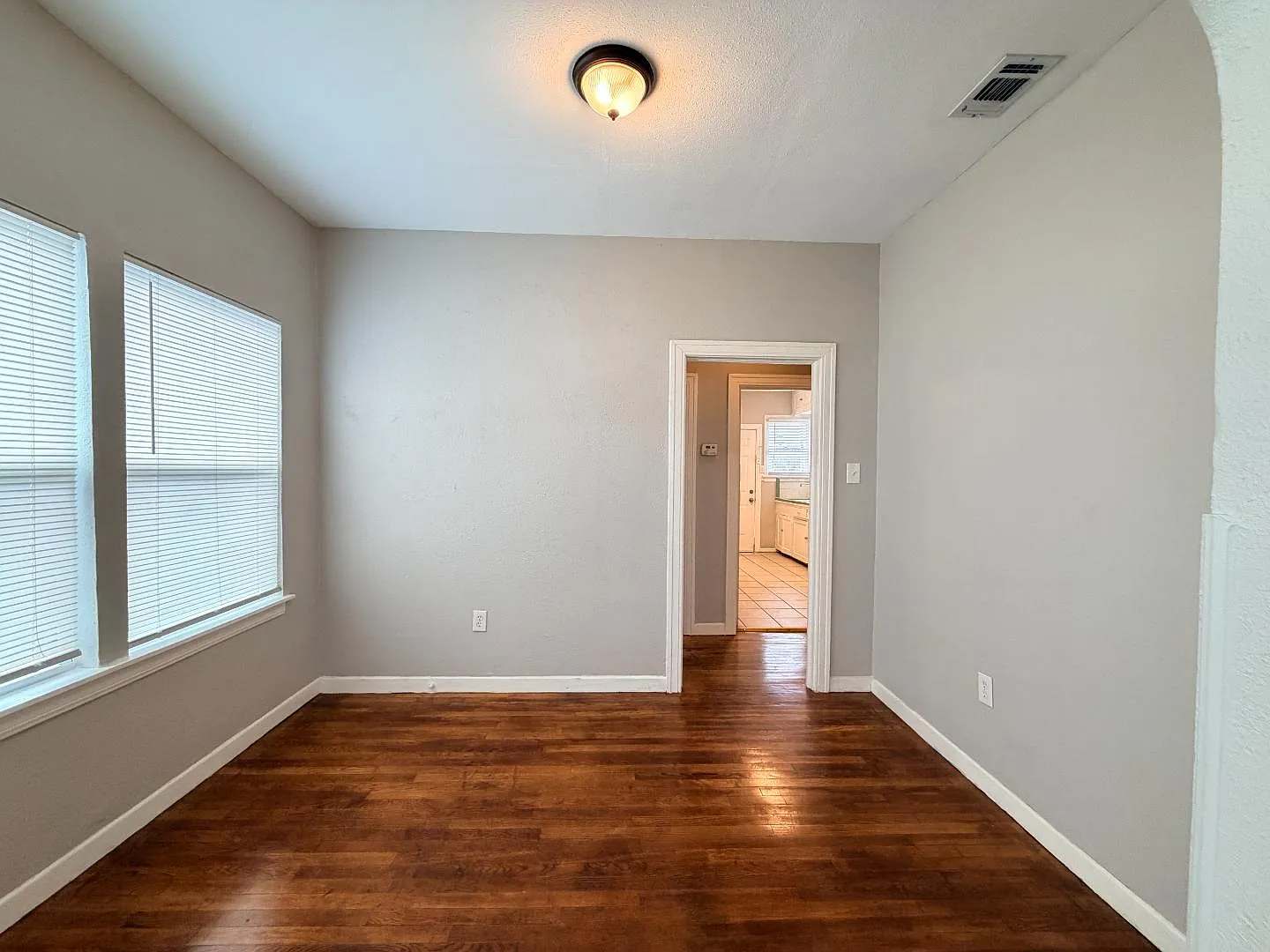 2238 N Interstate 35 — Photo 4
