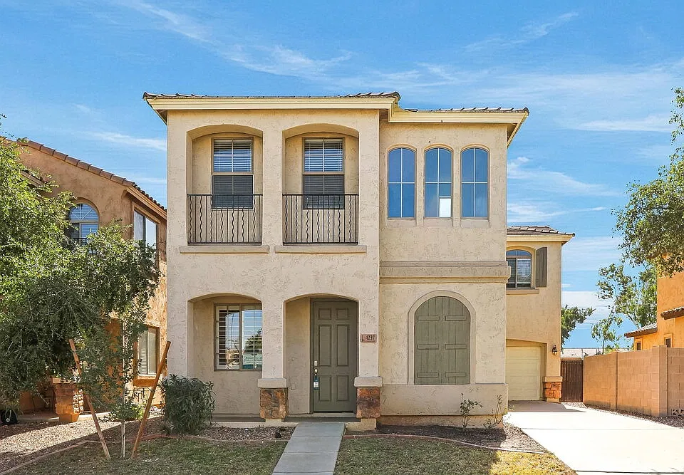 4237 E Santa Fe Ln