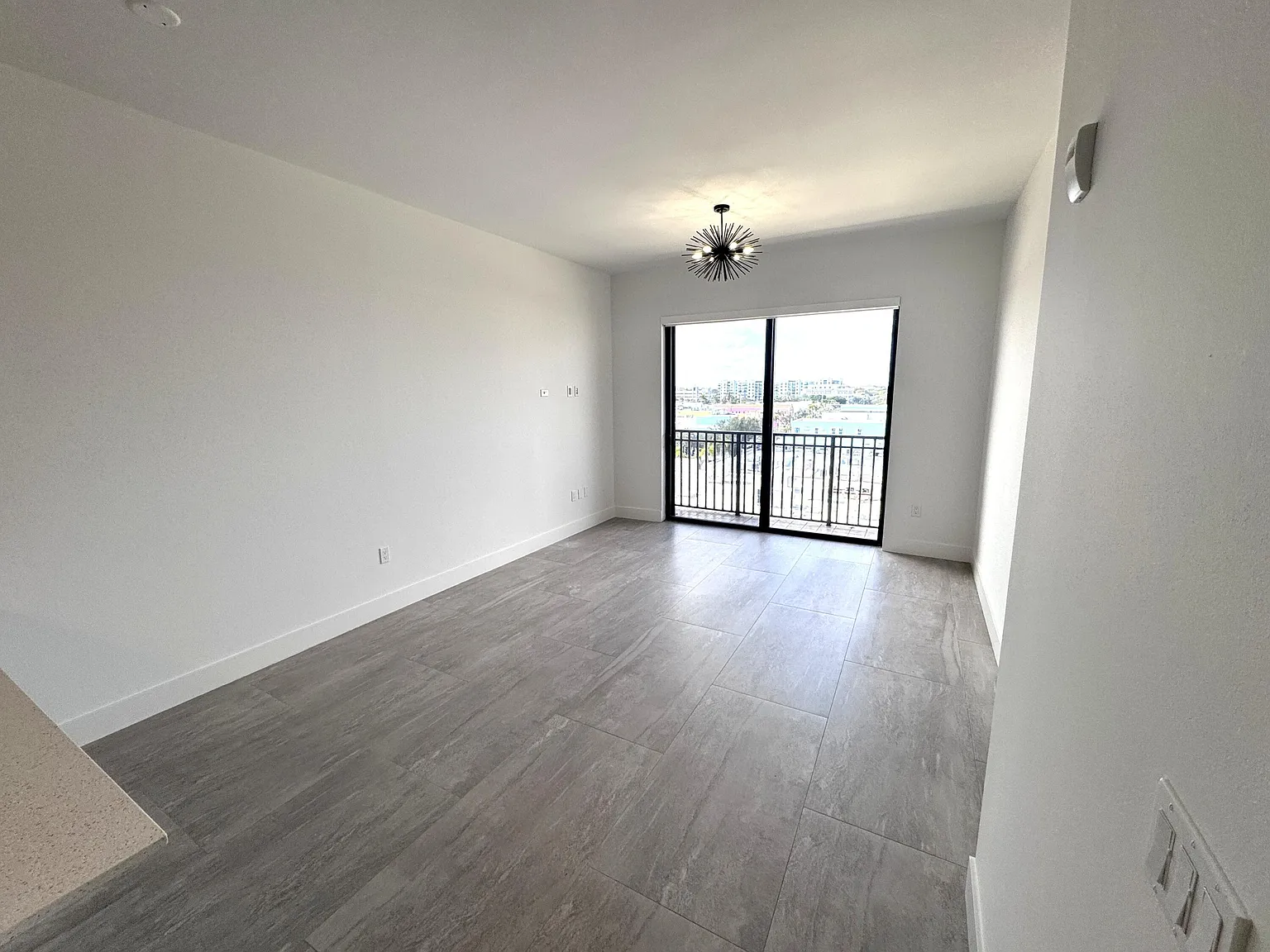 1 bed, 1.0 bath, 733 sqft, $2,350 — Photo 2