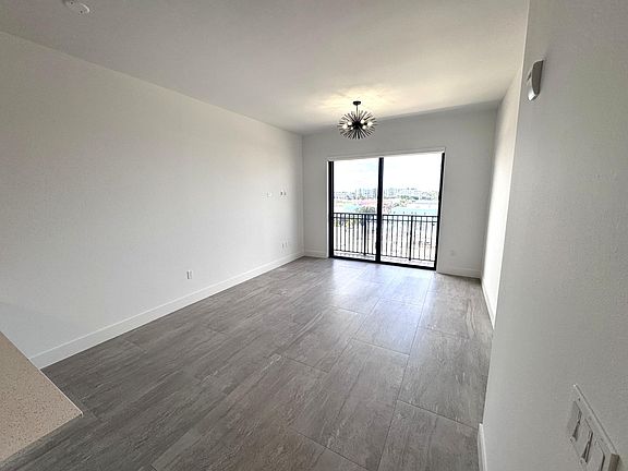 2nd image of 511 Lucerne Ave #Penthouse 611